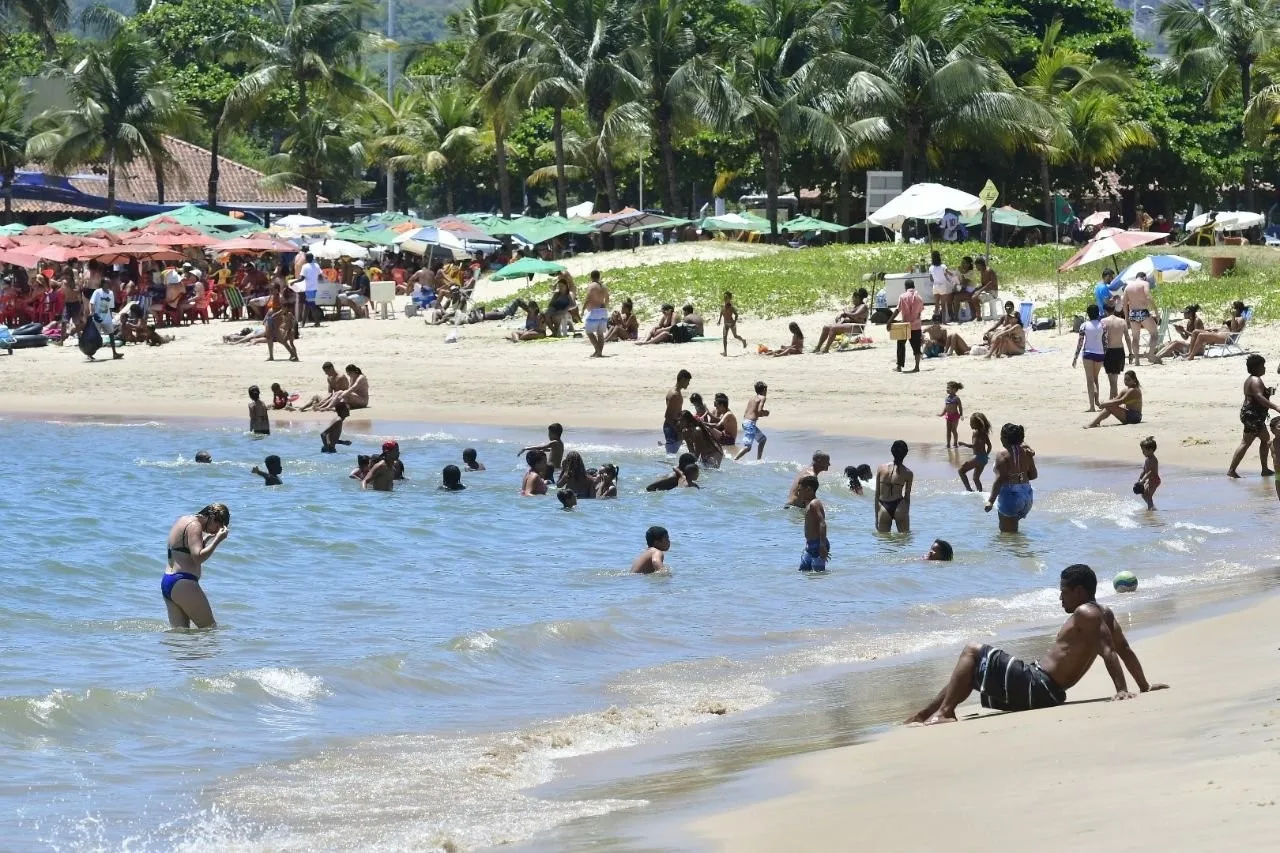 Domingo de sol e praias lotadas na Grande Vitória