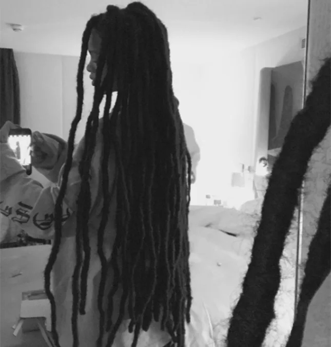 Rihanna aparece cheia de dreads no cabelo. Confira o novo visual!