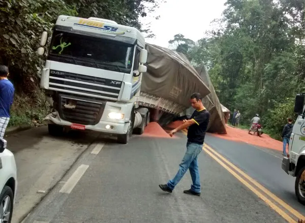 Carreta carregada com adubo tomba e interdita pista em Domingos Martins