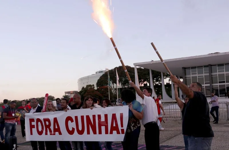 Manifestantes comemoram afastamento do deputado Eduardo Cunha da Presidência da Câmara dos Deputados.