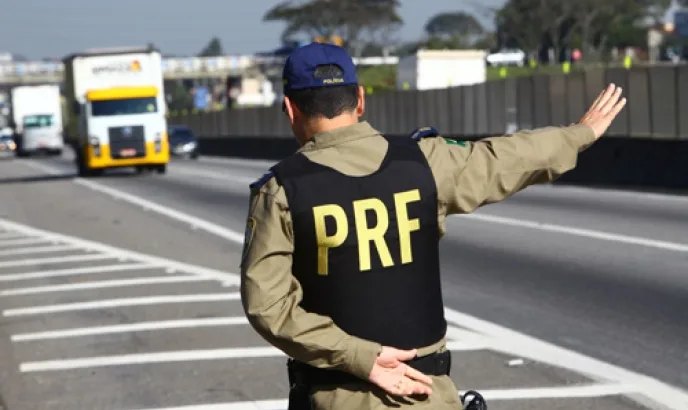 Carreta carregada de madeira bate em barranco e causa 5 km de congestionamento em VV