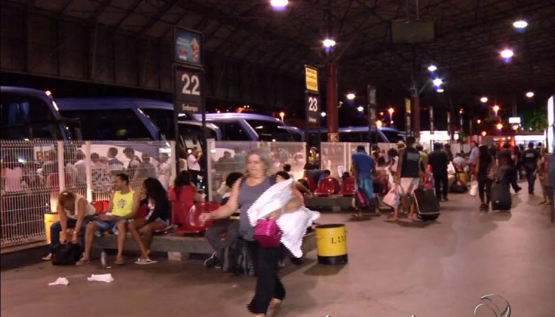 Rodoviária de Vitória fica lotada às vésperas do Natal e passagens estão esgotadas