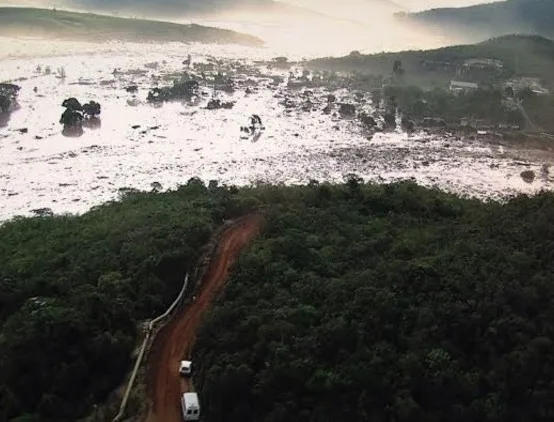 Tragédia em Mariana: idosa de 73 anos que nadava na lama é resgatada; já foram mais de 500 resgatados