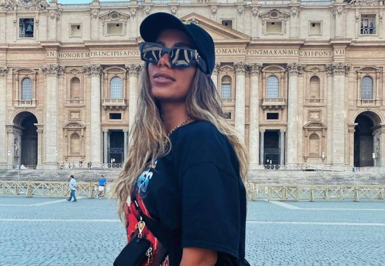 Anitta publica foto no Vaticano e homenageia avó: 'Consegui levá-la em pensamento'