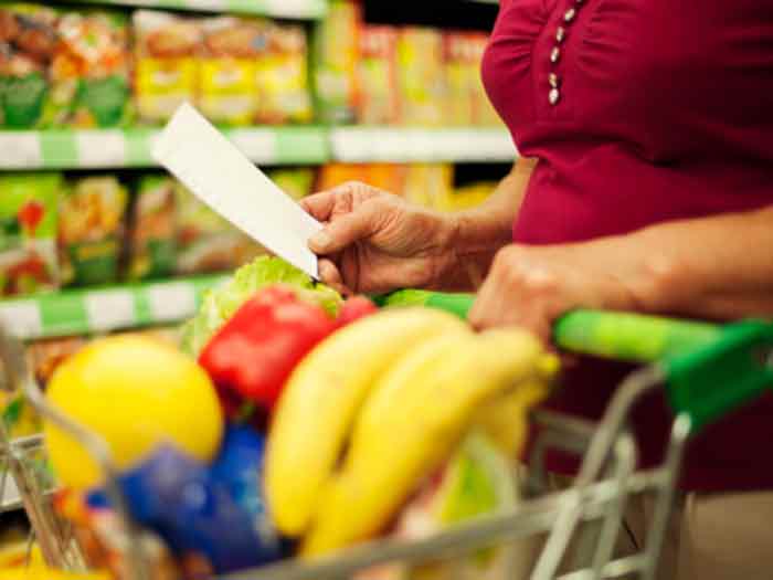 Alimentos sobem menos, mas respondem por quase a metade do IPCA-15 de agosto