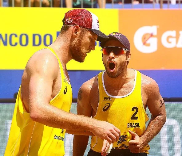 Alison e Bruno vencem e garantem vaga nas quartas do vôlei de praia