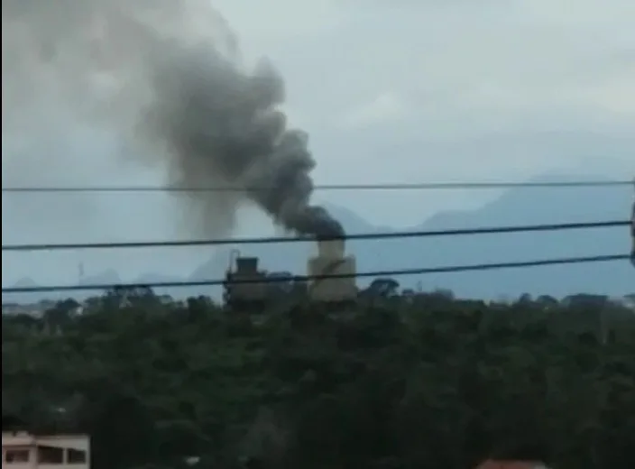 Torre de metalúrgica pega fogo e assusta vizinhos em Cariacica