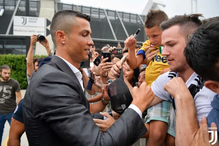 Cristiano Ronaldo chega à Juventus e torcida recebe o craque com festa