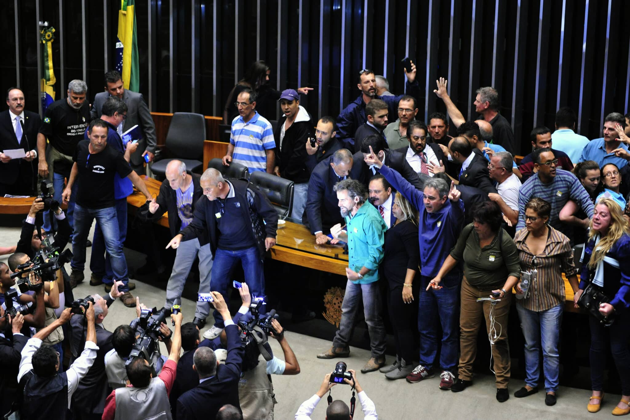 Manifestação que invadiu a Câmara pedindo intervenção militar tinha representantes do ES