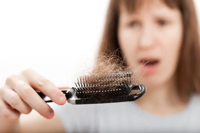 Queda de cabelo atinge 30% dos contaminados pela covid-19. Veja como tratar