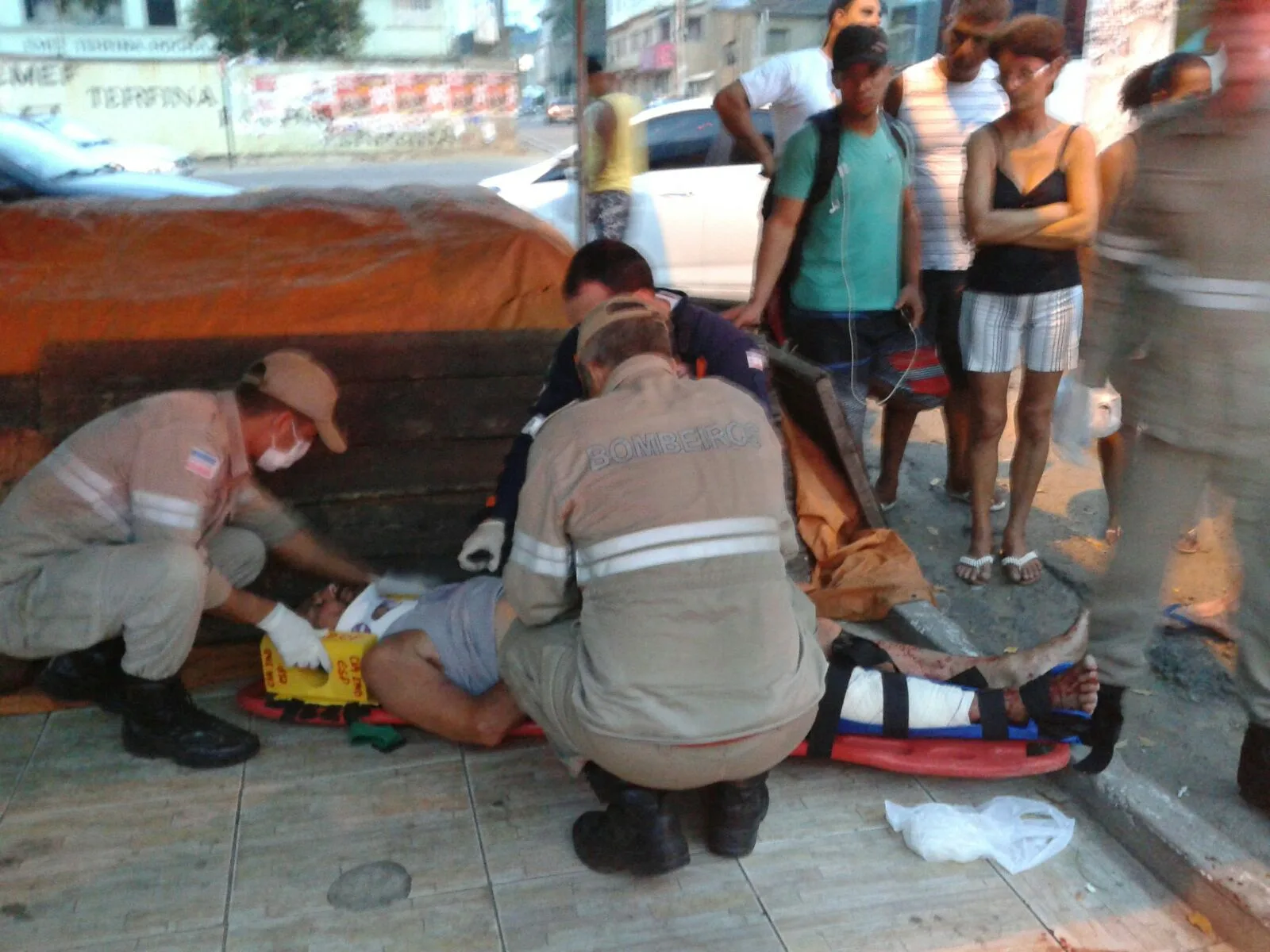 Carona fica ferido após acidente entre motocicleta e carro em Cariacica