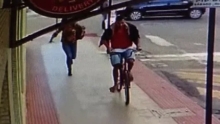 VÍDEO | De bicicleta, suspeito rouba celular de mulher em avenida movimentada de Vila Velha