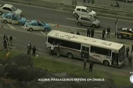 Bandidos assaltam ônibus e fazem reféns na ponte Rio-Niterói