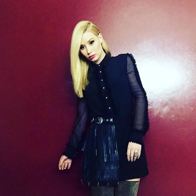 Iggy Azalea faz gesto obsceno ao mandar recado para o ex Nick Young