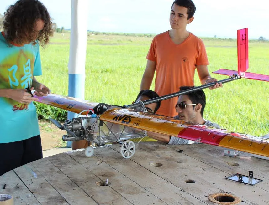 Universitários capixabas fazem avião para disputar competição internacional