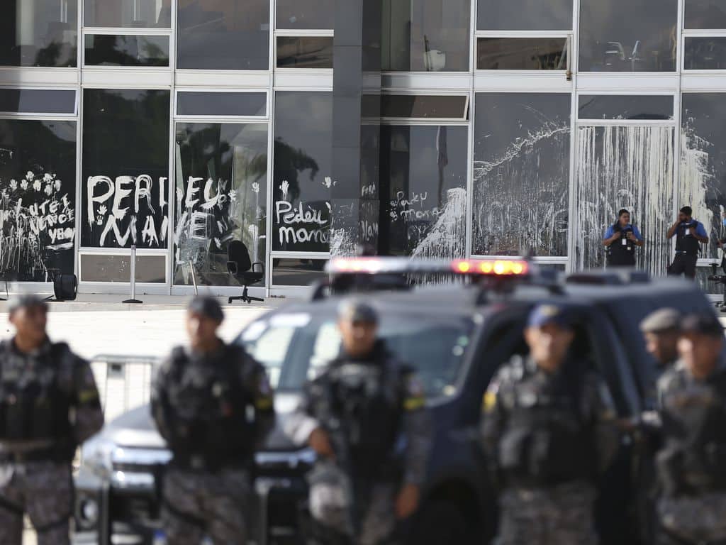 Militares e Veículos da Força Nacional de Segurança Pública do Brasil, em frente ao Supremo Tribunal Federal, na Praça dos Três Poderes em Brasília / crédito: Agência Brasil