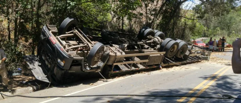 Caminhão carregado de gengibre tomba e deixa dois feridos na ES-080, em Santa Leopoldina