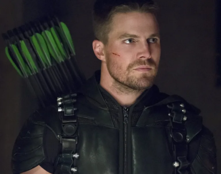 Stephen Amell, astro de Arrow, rebate piadas feitas sobre seu corpo