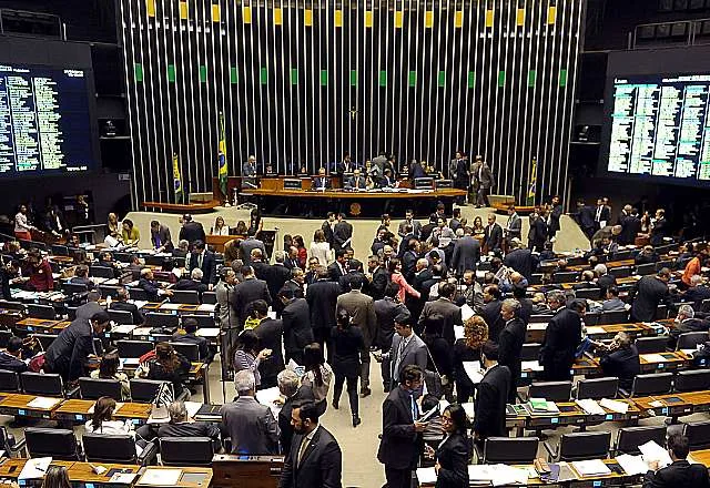 Deputados aprovam emenda no PL das desonerações que beneficia confecções