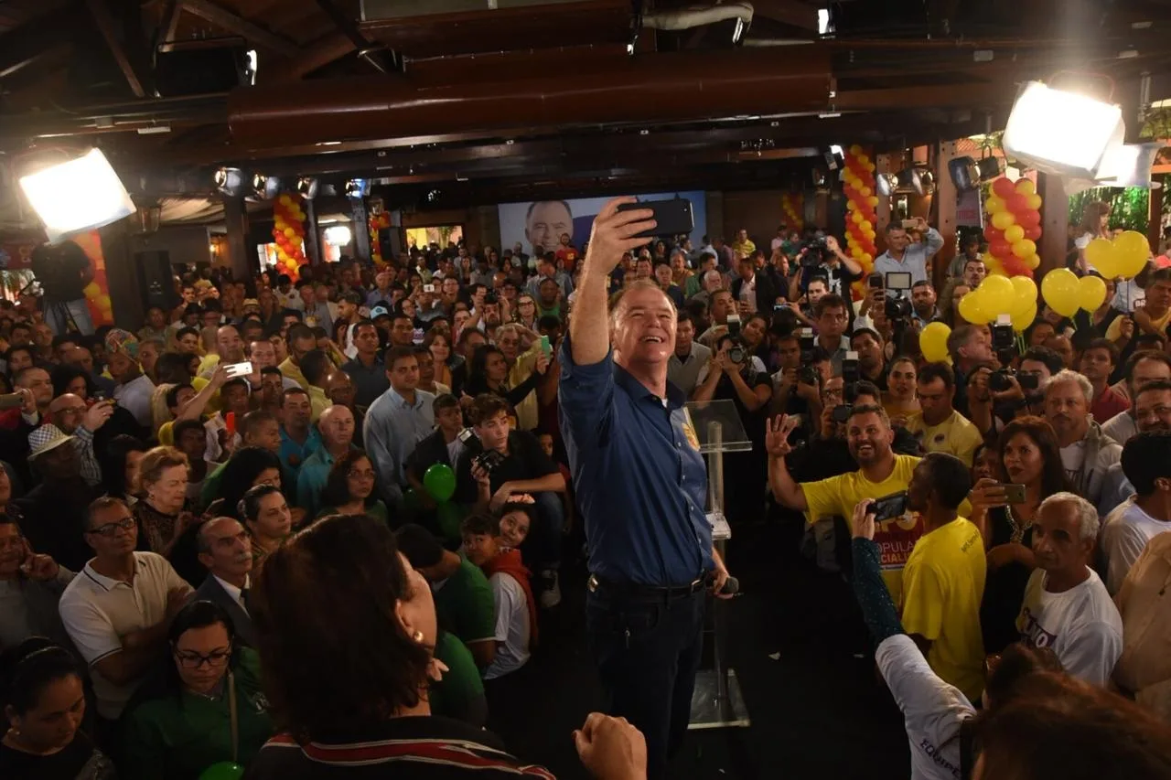 Casagrande é ovacionado na convenção do PSB, e recebe apoio de PDT e Progressista