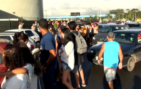 Filas gigantes são registradas em mais um dia para cadastrar biometria em Vila Velha