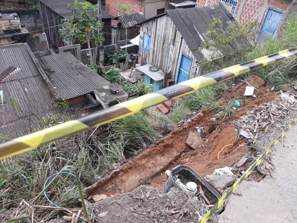 Deslizamento de terra na Rodovia José Sette preocupa moradores