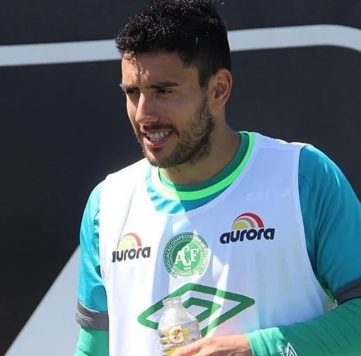 Alan Ruschel respira sem ajuda de aparelhos, conta família de jogador