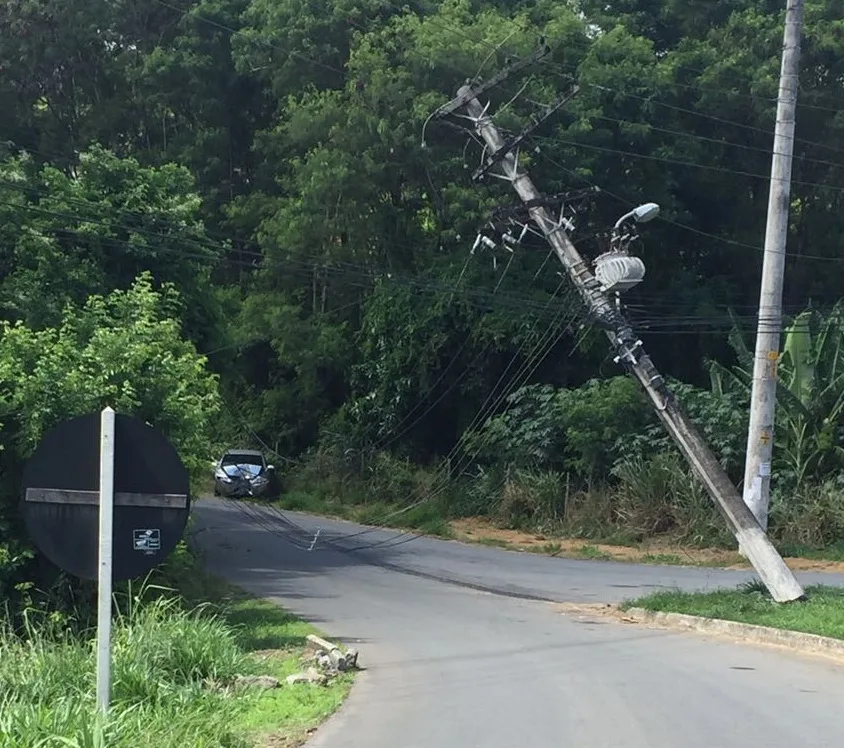 Carro de passeio danifica poste e fica destruído após acidente em Viana