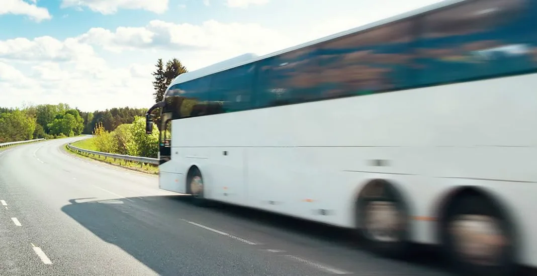 Passageira será indenizada em R$ 25 mil após ser obrigada a dormir em ônibus quebrado