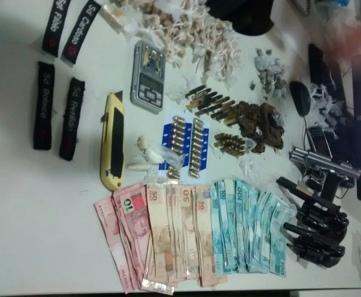 Armas, drogas e dinheiro são encontrados em casa de adolescente em Vitória