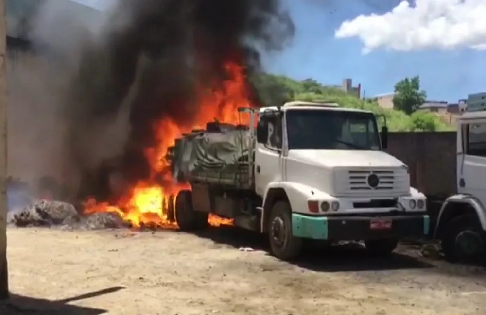 Incêndio em caminhão causa prejuízo de R$ 10 mil a empresa em Cariacica