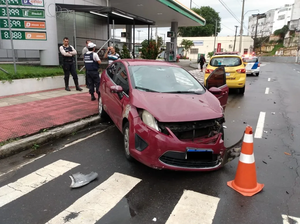 Motorista avança sinal vermelho, provoca acidente no Centro de Vitória e foge do local