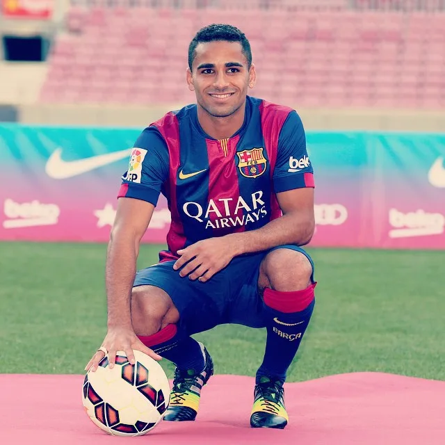 De 'piada' a titular? Douglas pode ganhar segunda chance no Barcelona