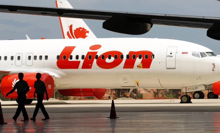 BGI122. Batam (Indonesia).- (FILE) – Two indonesian workers walk near Lion Air aircraft at the Batam Aero Technic hangar in the Hang Nadim International Airport, Batam, Riau, Indonesia, 21 November 2014 (reissued 29 October 2018). According to media reports on 29 October 2018, Lion Air flight JT-610 lost contact with air traffic controllers soon after […]