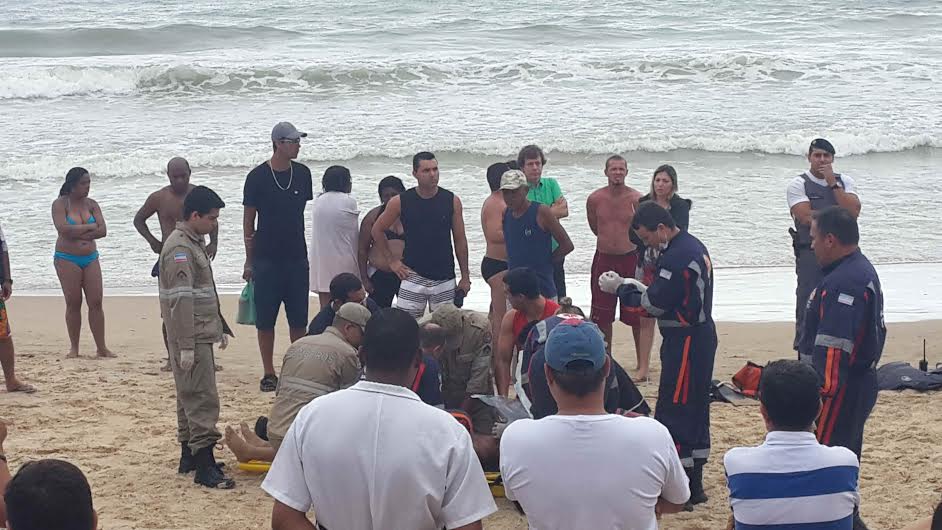 Turistas se afogam e um deles morre na Praia do Morro, em Guarapari