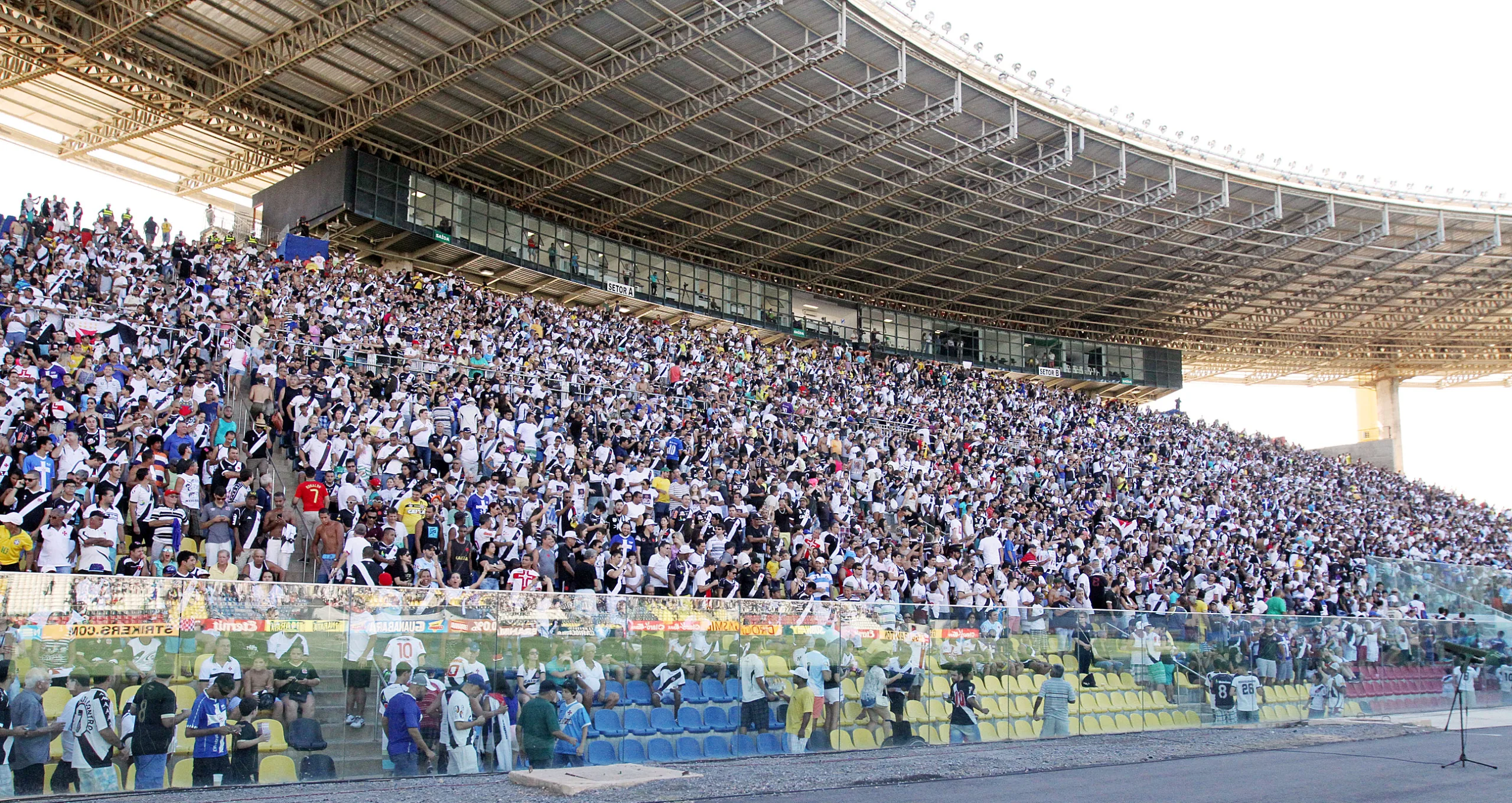 Promessa de lotação! Meias-entradas para jogo do Vasco esgotam e novo lote é colocado à venda