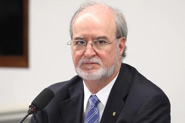 Desembargador manda bloquear bens de Eduardo Azeredo