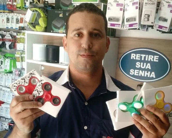 Finger Spinner: Nova moda entre adolescentes é sinônimo de renda para vendedores