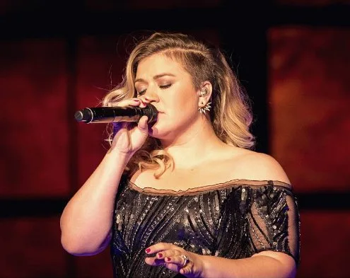 Kelly Clarkson admite que pediu para o seu marido realizar uma vasectomia