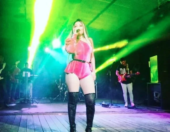 Cantora é assediada por fã durante show e desabafa: 'me senti muito humilhada'