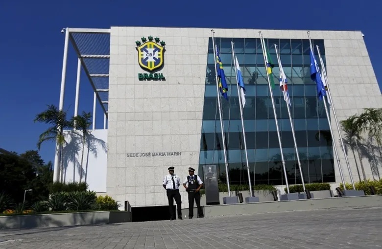 Security guards stand outside the Brazilian Football Association (CBF) headquarters in Rio de Janeiro May 27, 2015. REUTERS/Ricardo Moraes