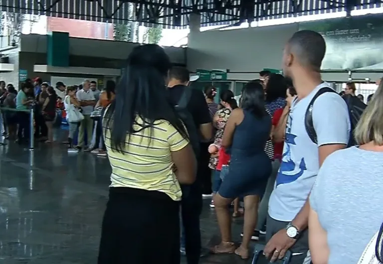 Viagem de trem ´é cancelada por conta de protesto em Baixo Guandu, no ES