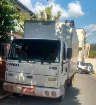 Grupo rouba caminhão com móveis e eletrodomésticos em Cariacica