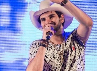 Cantor sertanejo Loubet sofre acidente de carro