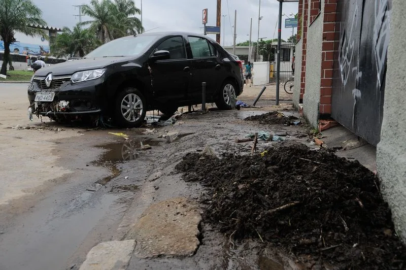 Rio de Janeiro – Carros empilhados pela correnteza de água na rua Jiquibá, na Praça da Bandeira, após o temporal de chuva registrado na noite de sábado (12) que deixou a cidade em estágio de crise (Fernando Frazão/Agência Brasil)