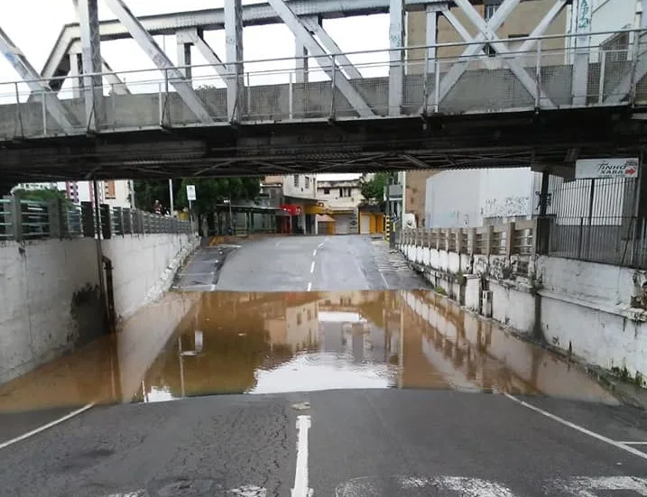 Trânsito no centro de Cachoeiro é bloqueado temporariamente