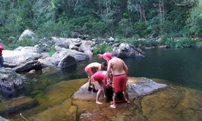 Dois homens morrem ao tentar tirar 'selfie' em cachoeira