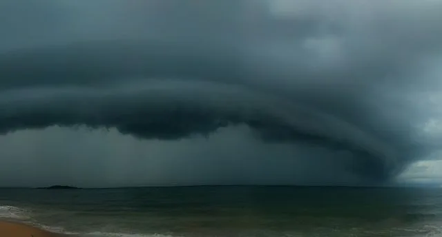 Vídeo mostra chegada da chuva na Grande Vitória nesta segunda-feira