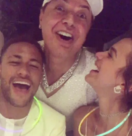 Carolina Dieckmann comenta em foto de Marquezine e Neymar: "Amo muito"