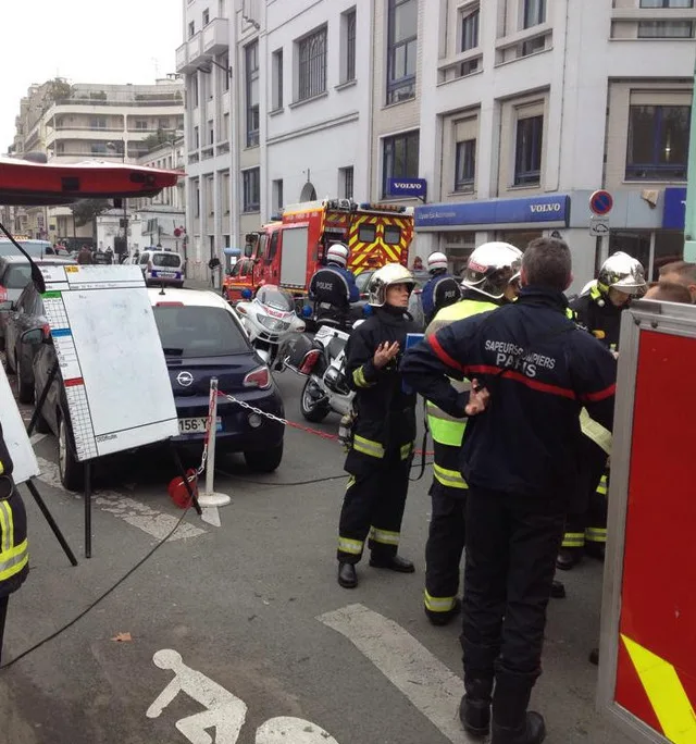 Ataque a revista satírica de Paris deixa pelo menos 12 pessoas mortas